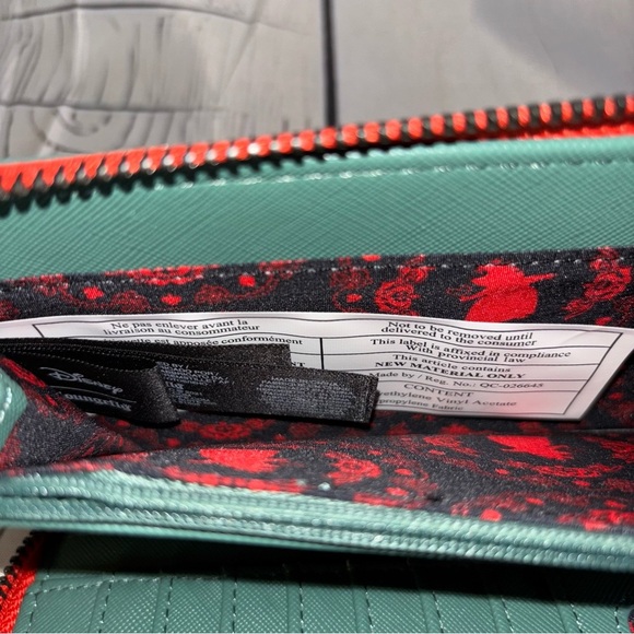 Disney Loungefly RARE Villains Queen Of Hearts Long Wallet - Picture 7 of 7